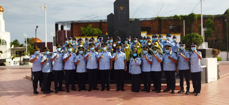Kalapas Kelas II A Bagansiapiapi Wachid WIbowo foto bersama jajaran usai kegiatan tabur bunga di Taman Makam Pahlawan Kesuma Bakti di Bagansiapiapi, Rabu (20/4/2022).